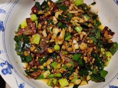 大蒜叶炒腊牛肉-八碗湘长沙市井菜(坡子街店)