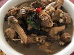 炖鸡-北京龙庆四季香农家饭庄·灶台鱼·碳烤虹鳟鱼(龙庆峡店)