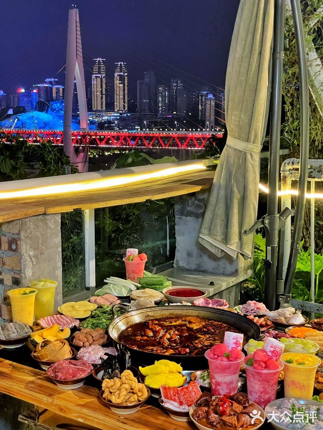 重庆首家悬崖上的火锅‼️酷到爆炸💥