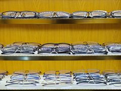 -优医视平价眼镜蔡司依视路折扣工厂店(十里堡店)