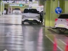 -朱家角影剧院-地面停车场