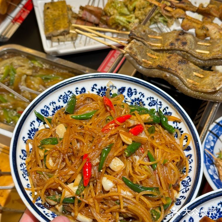 二十多年的老店了，店名叫大佬陈羊肉串，他家的口号就是