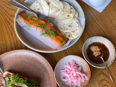 烟熏三文鱼配烤饺子皮和芥末籽酱-BOR Eatery(安福路店)