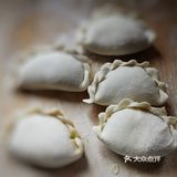从和面、揉面团开始,然后醒面的同时,剁馅儿、拌馅儿