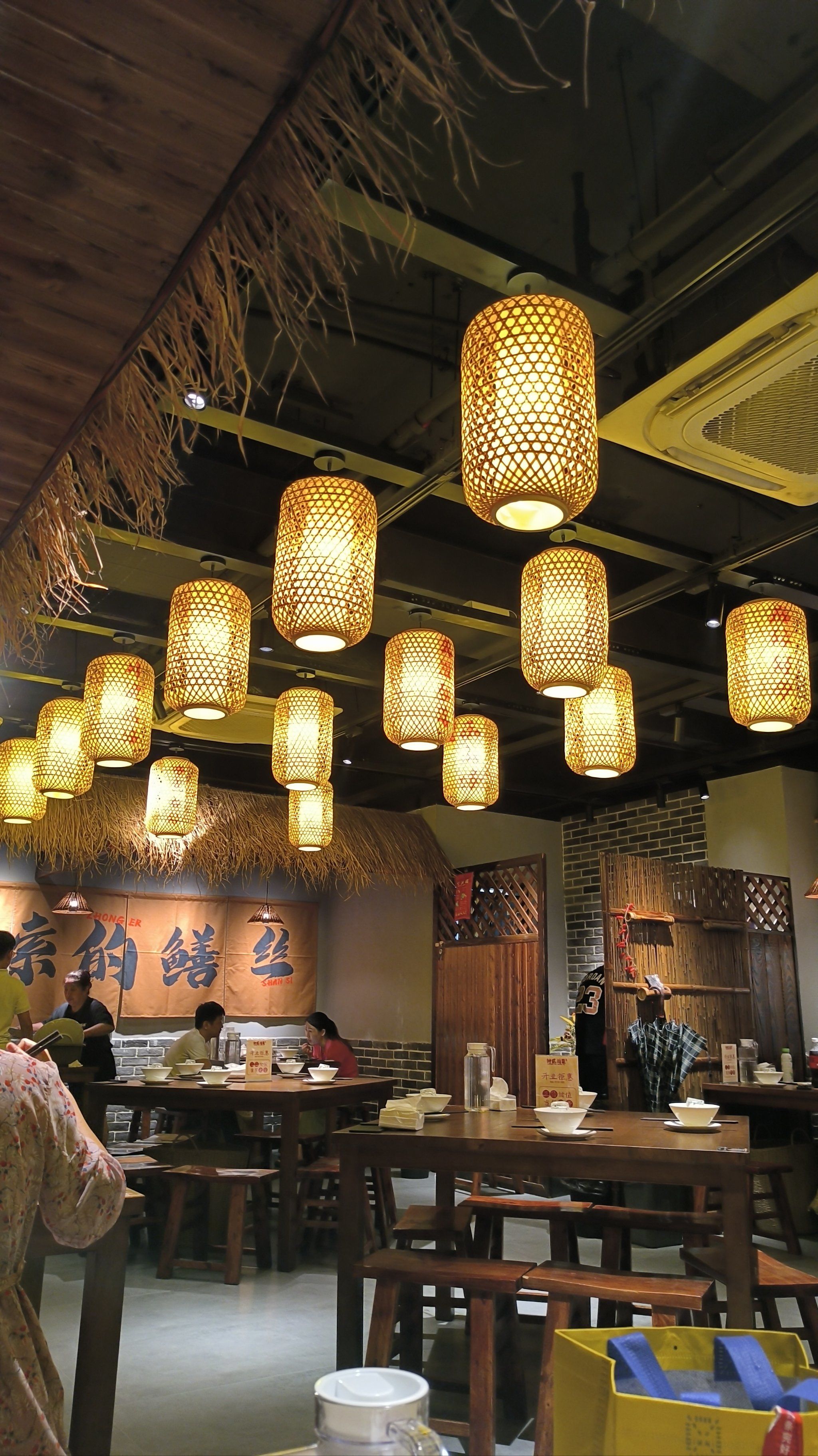 这个月新开的店吧,在崇宁路上,店里的装修古色古香的