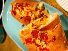 猪肉香肠配培根辣酱热狗-BOCATA 西班牙餐厅(三里屯店)