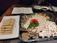 -大匠工房古船木艺术餐厅·猪肚鸡专门店(长白仙岛店)