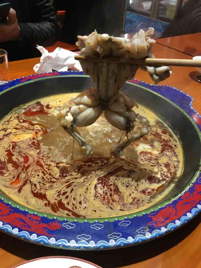 南北小顺子·宫廷牛蛙火锅-"南北小顺子,位于养育巷地铁站3号楼的马路