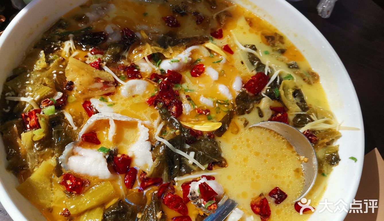 黄金酸菜鱼味道出乎意料的好,连汤都没剩下