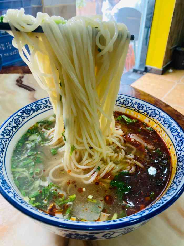 一碗香牛肉面-"在这家一碗香牛肉面吃饭,很喜欢清真的炒面.