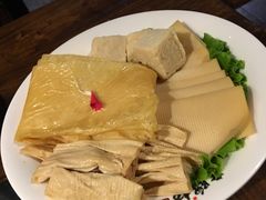 -老牌坊云南鱼豆花火锅(哈西万达店)