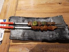 黑椒烧牛肉（带青椒那个，另外一个是羊肉串）-胖老汉(北京路店)