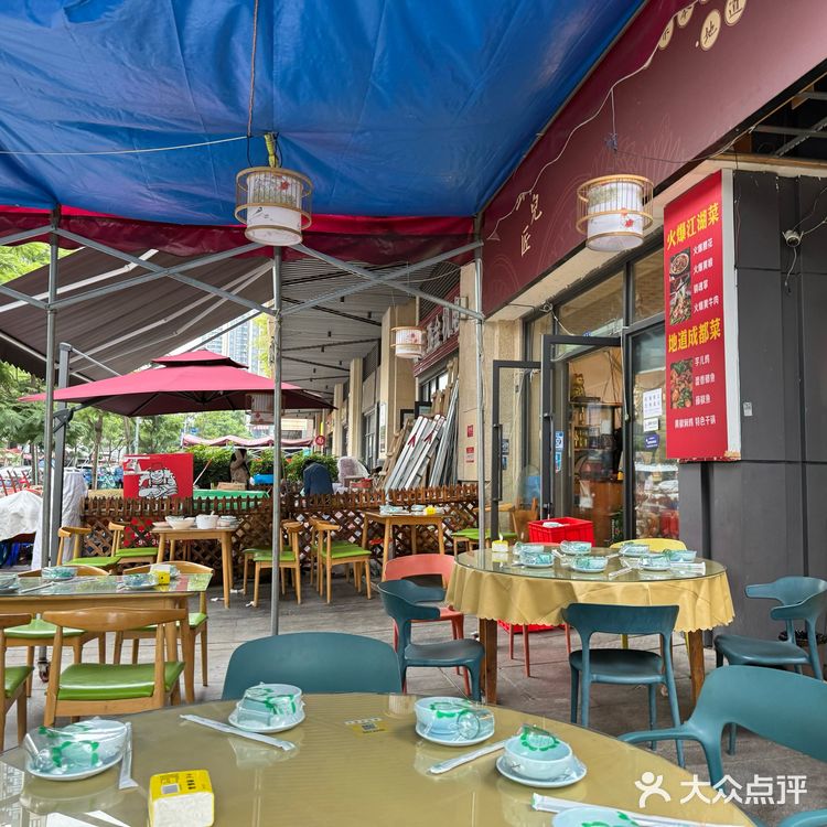 这家店位于成都市天府新区隆翔街 这边我没怎么来过