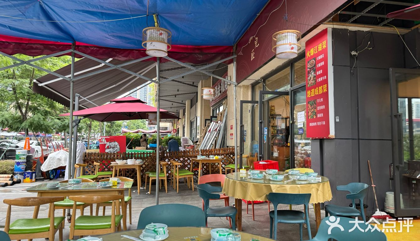 这家店位于成都市天府新区隆翔街 这边我没怎么来过