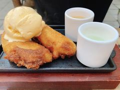 香蕉油条甜品-Naughty Nuri’s Phuket