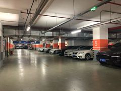 -绿地缤纷城-停车场