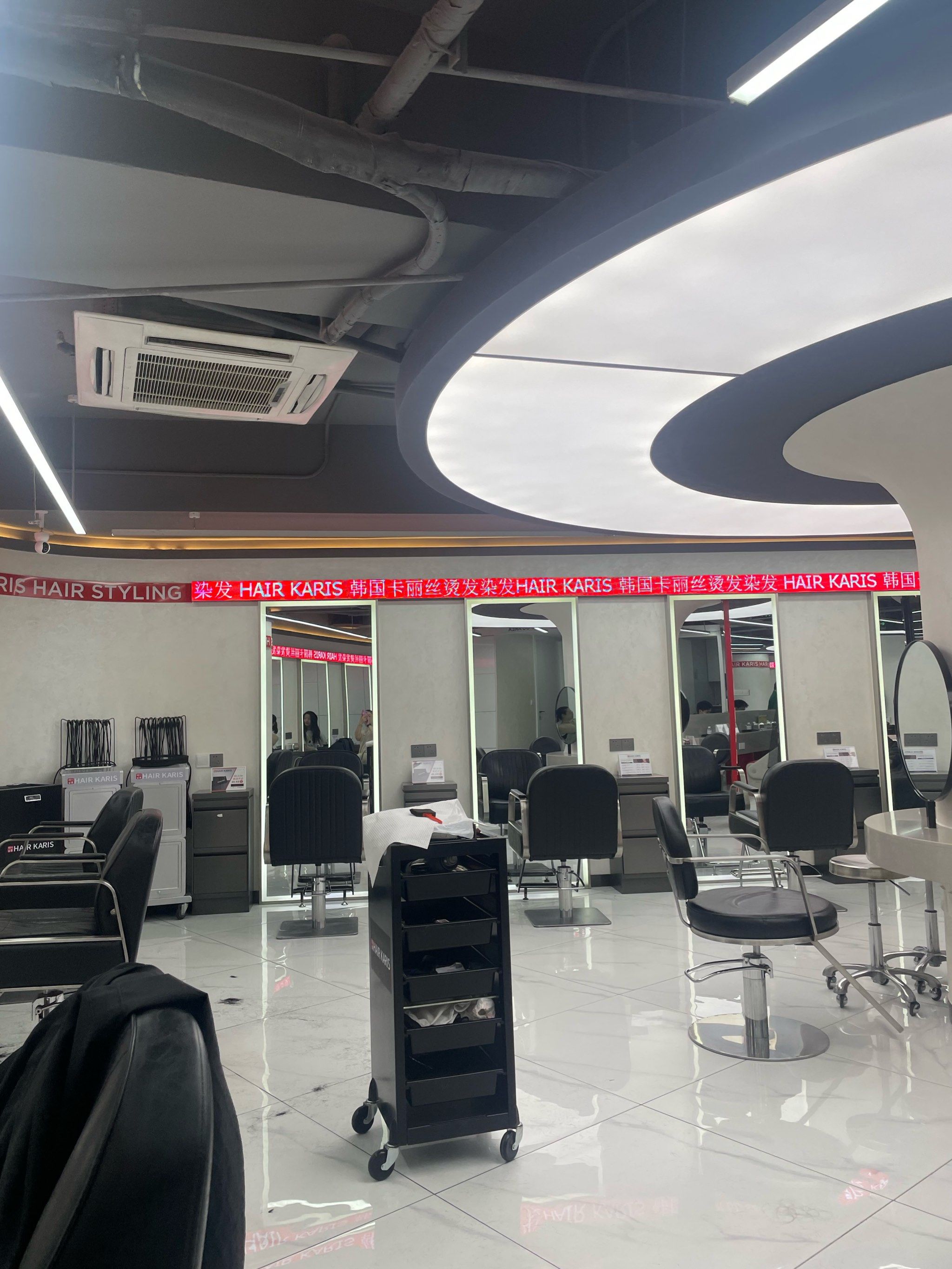 美发沙龙 附近哪里做头发好 地方很宽敞很舒服