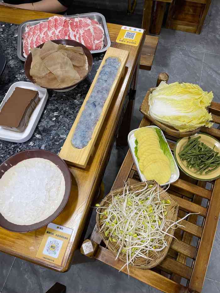 重庆二娃老火锅(夫子庙店)-"[薄荷]环境:格局很大,里面外面77二楼,.