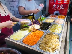 自助取餐区-三兄弟高炉烧饼