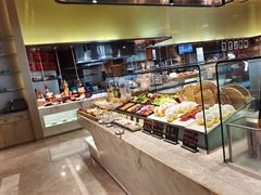 面包甜点陈列柜-前海华侨城JW万豪酒店·都会尚膳自助餐厅·牛排海鲜酒水畅飨
