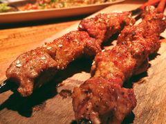 红柳羊肉串-阿里家·新疆烤肉酒場 by MIG