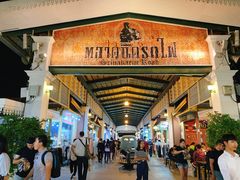 -席娜卡琳火车铁道夜市