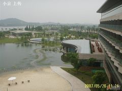 露台象个三角钢琴，室内泳池就在钢琴里面。-上海佘山茂御臻品之选酒店(原佘山艾美酒店)