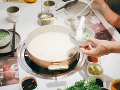 -洪氏嗨捞·广东猪肚鸡·椰子鸡火锅(西咸万象城店)