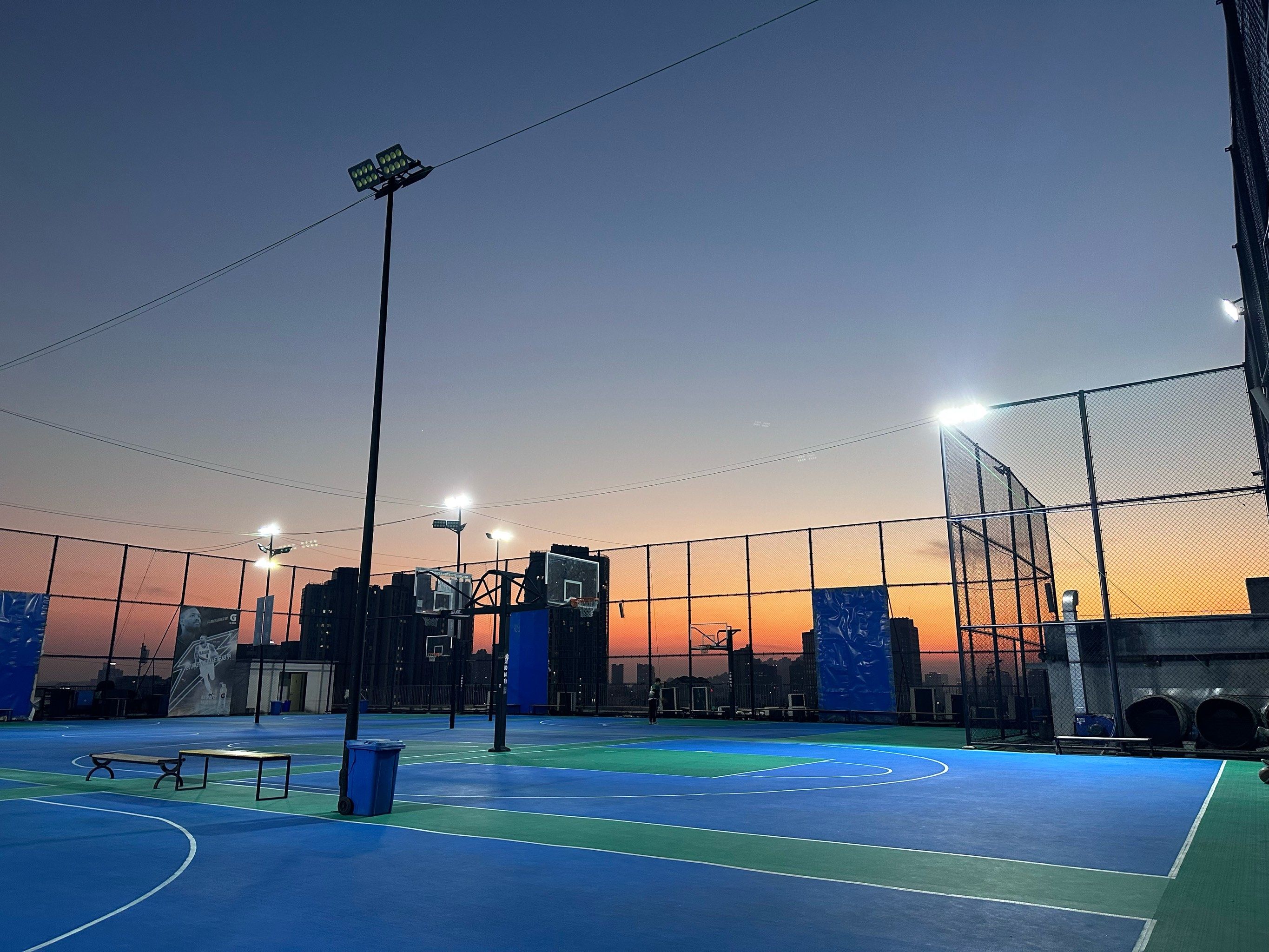 夕阳下的篮球场