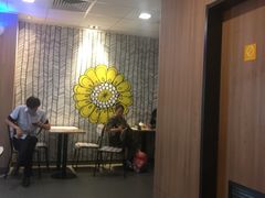 等位区-麦当劳(宝山大厦店)