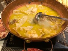 浓厚原只鸡煲花胶汤-鲜入围煮花胶鸡海鲜火锅