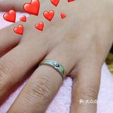 一颗小钻石，外面是桃心的形状