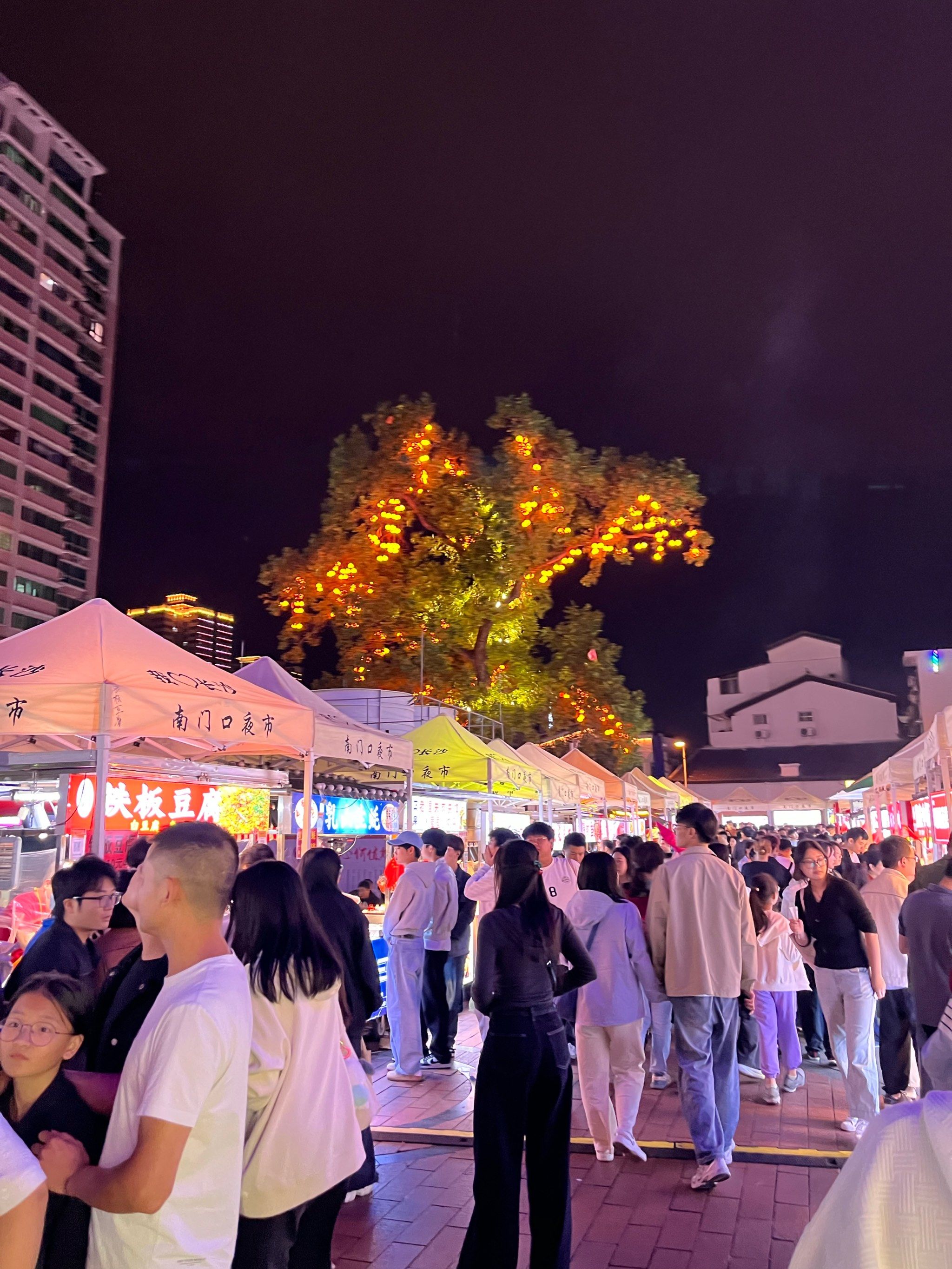 夜市摊位逛不停