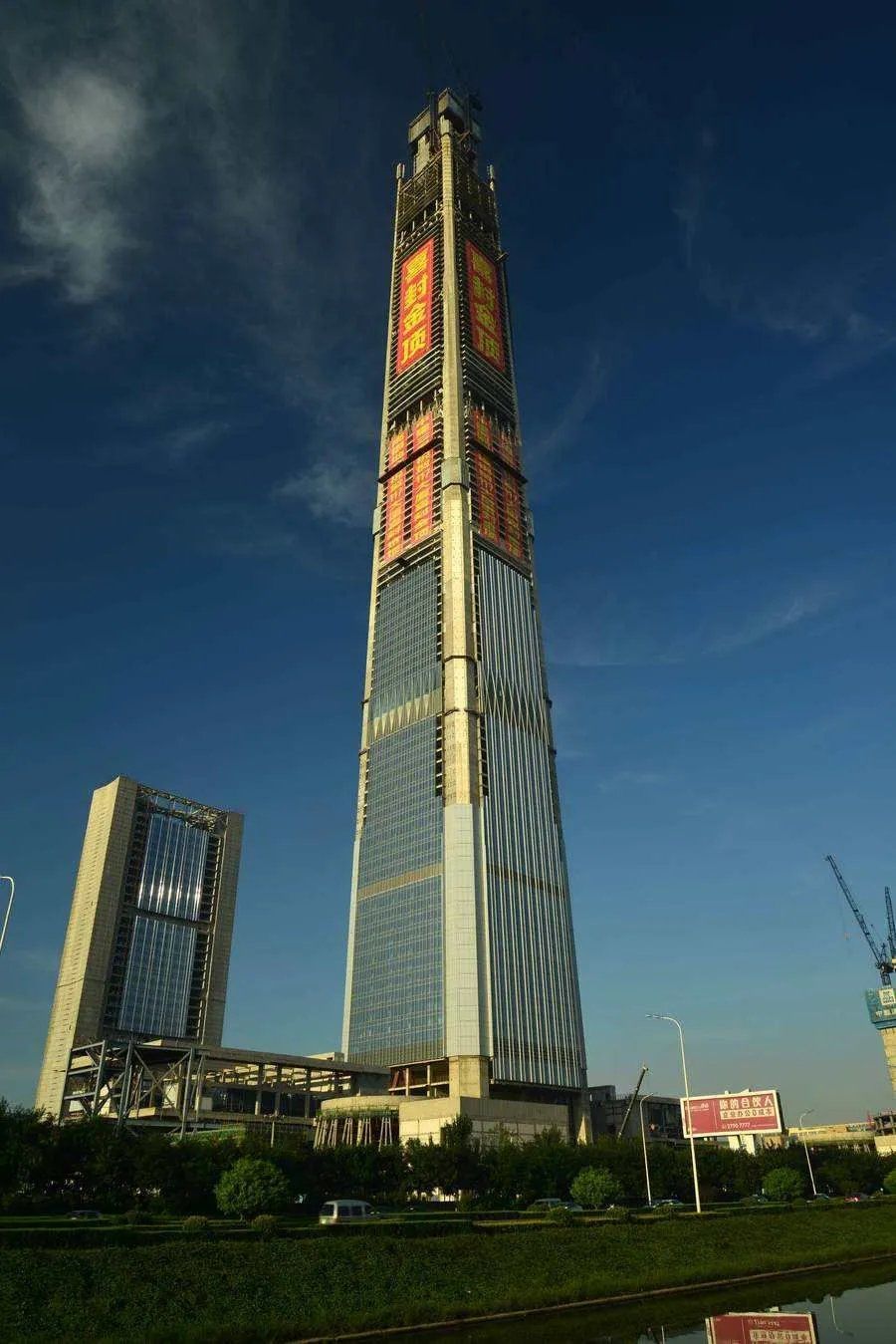 中国最高烂尾楼终于又动工了