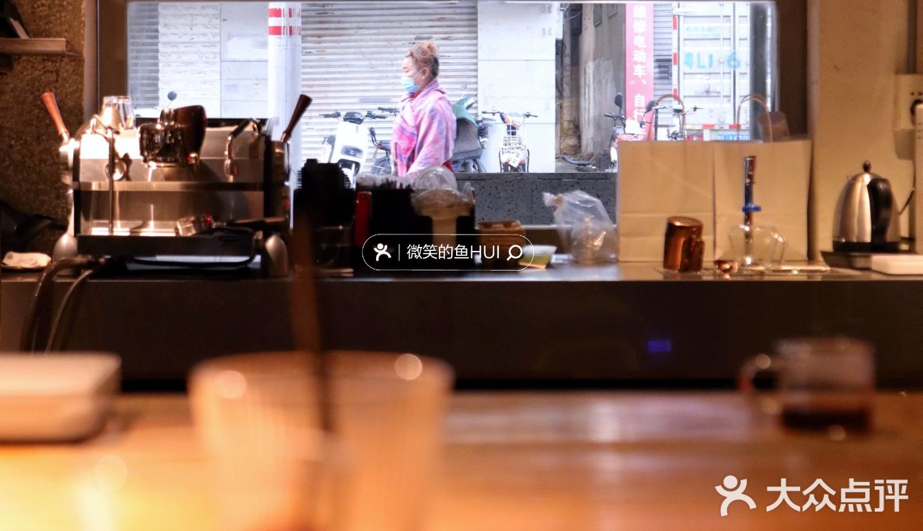 路过叹咖啡叹杯咖啡