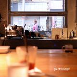 路过叹咖啡叹杯咖啡