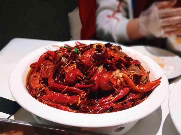 胡大饭馆(簋街总店)-"小龙虾很好吃,中午去的,烧烤全部是凉的上.