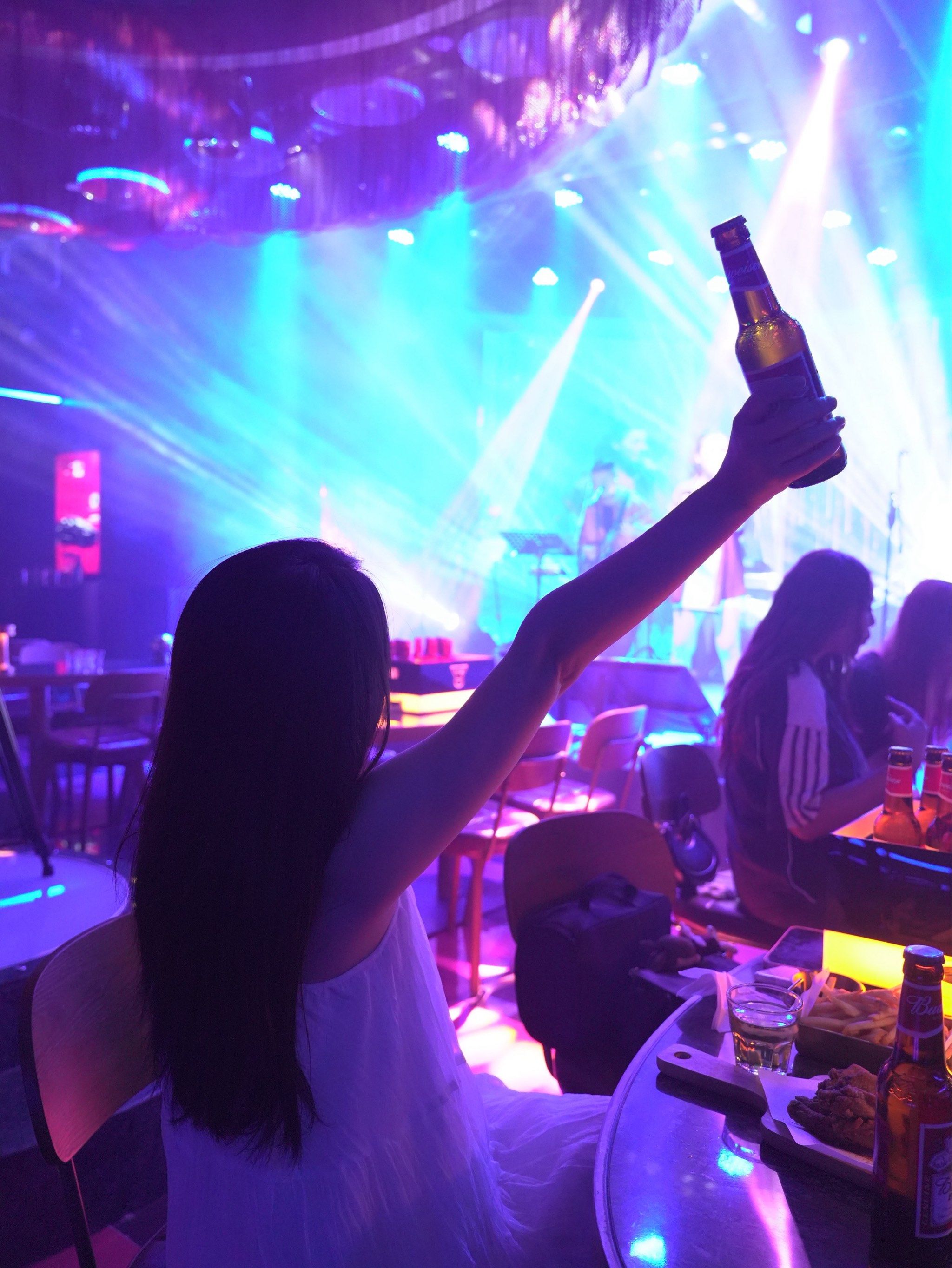 成都酒吧还是太超前了!能唱歌赚打赏?