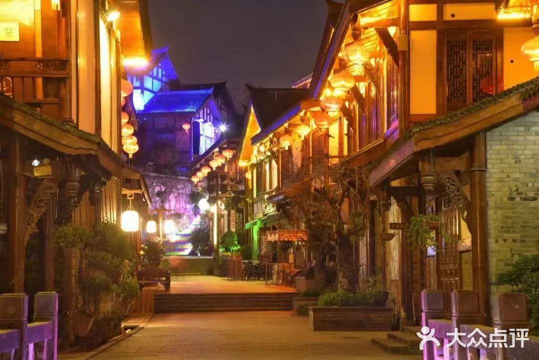 绝美的烟花从古城上空炸裂，有种让人穿梭时光的错觉