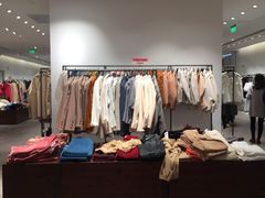 -URBAN REVIVO(高德置地广场·春广场店)