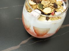 草莓谷物酸奶-艾米茉亲子餐厅(万象城店)