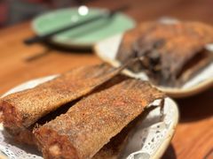 秘制炸鱼尾-阿里家·新疆烤肉酒場 by MIG
