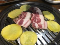 厚切猪肉-·缸桶屋·韩式牛肋条自助烤肉(西湖D11店)