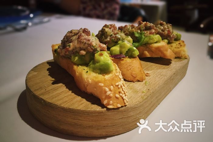 法式生牛肉塔塔配酸黄瓜