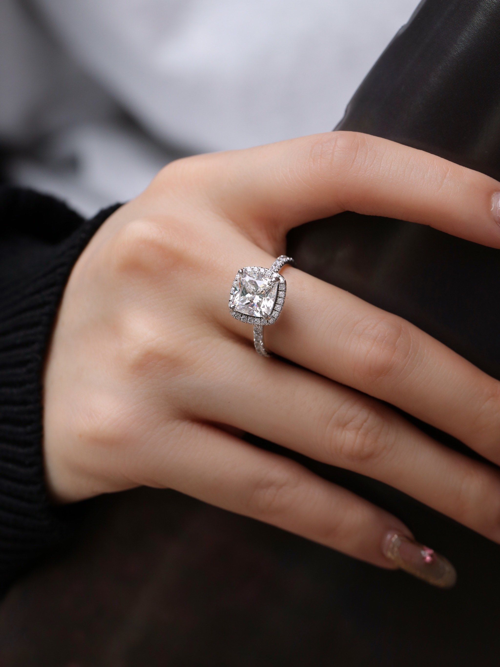 莫桑钻是真钻石吗,和天然钻有什么区别?,莫桑钻是真钻石吗