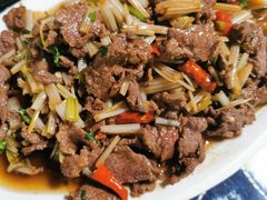 芹菜小米辣炒牛肉-龙姐私房菜(和顺古镇店)