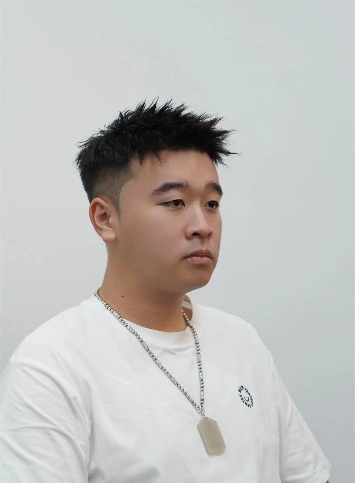 它不仅展现了男性的阳刚之气,更融合了现代时尚元素,让你在人群中瞬间