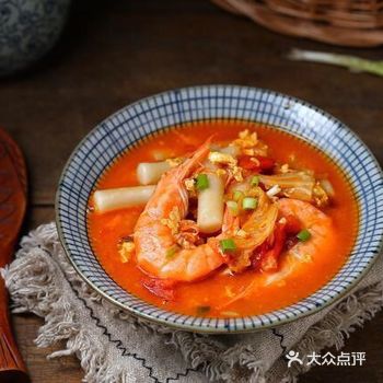 【番茄大虾年糕汤】 所需食材：年糕150克