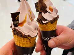 草莓双重巧克力软冰淇淋-GODIVA(恒隆广场店)