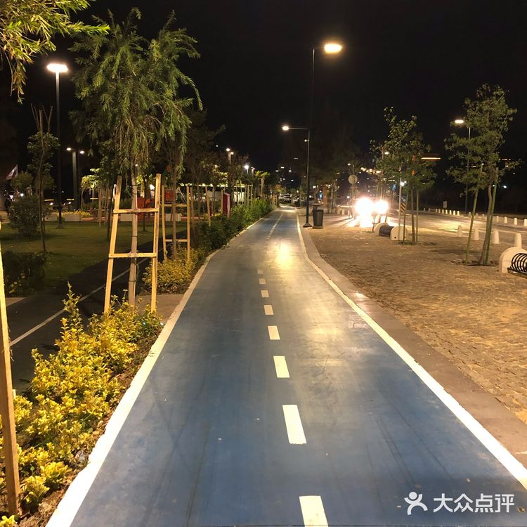 在街边酒吧要一杯酒，看着街上来来去去的人，都走的很悠闲